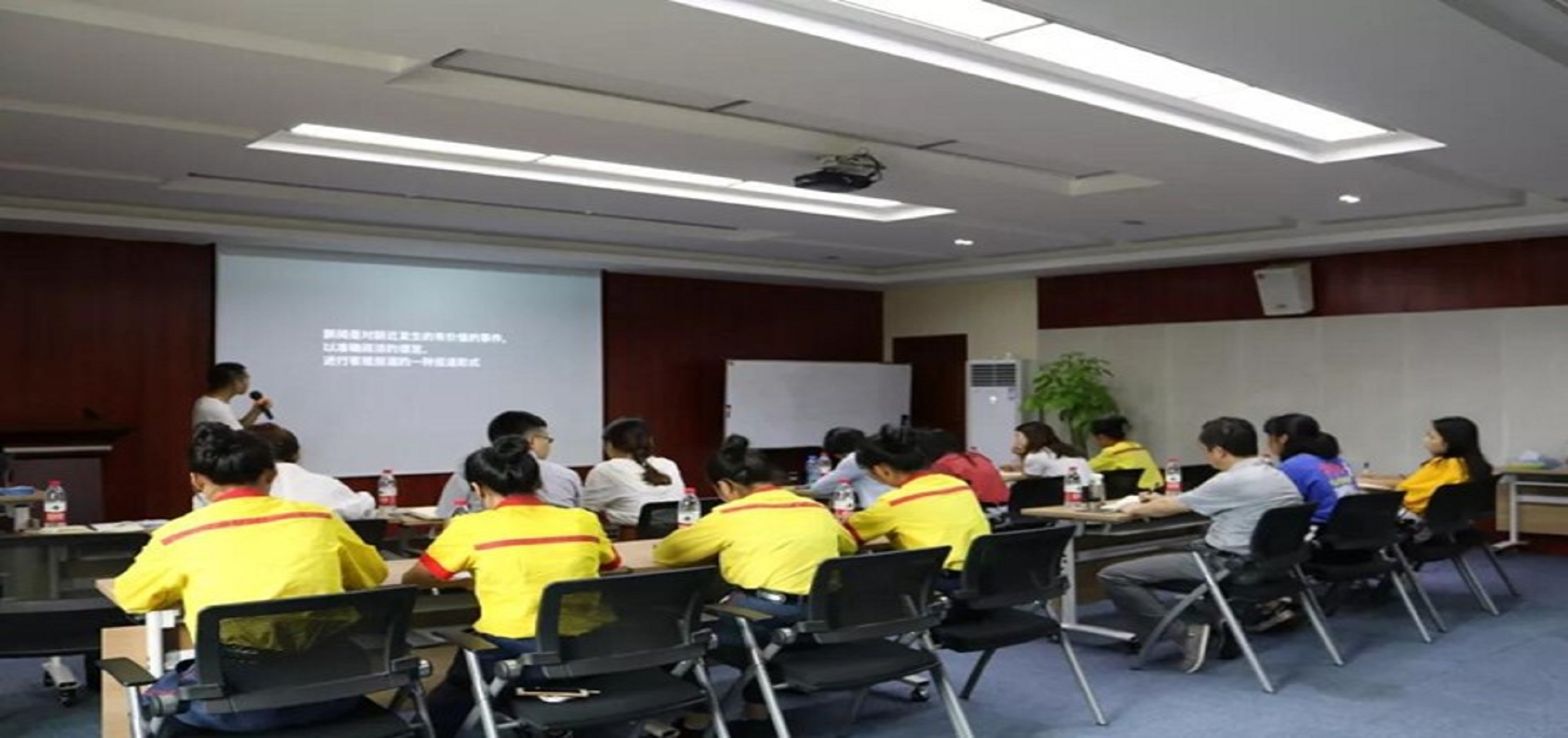 集團(tuán)開展新聞寫作與拍攝培訓(xùn)，為記者"加油充電"