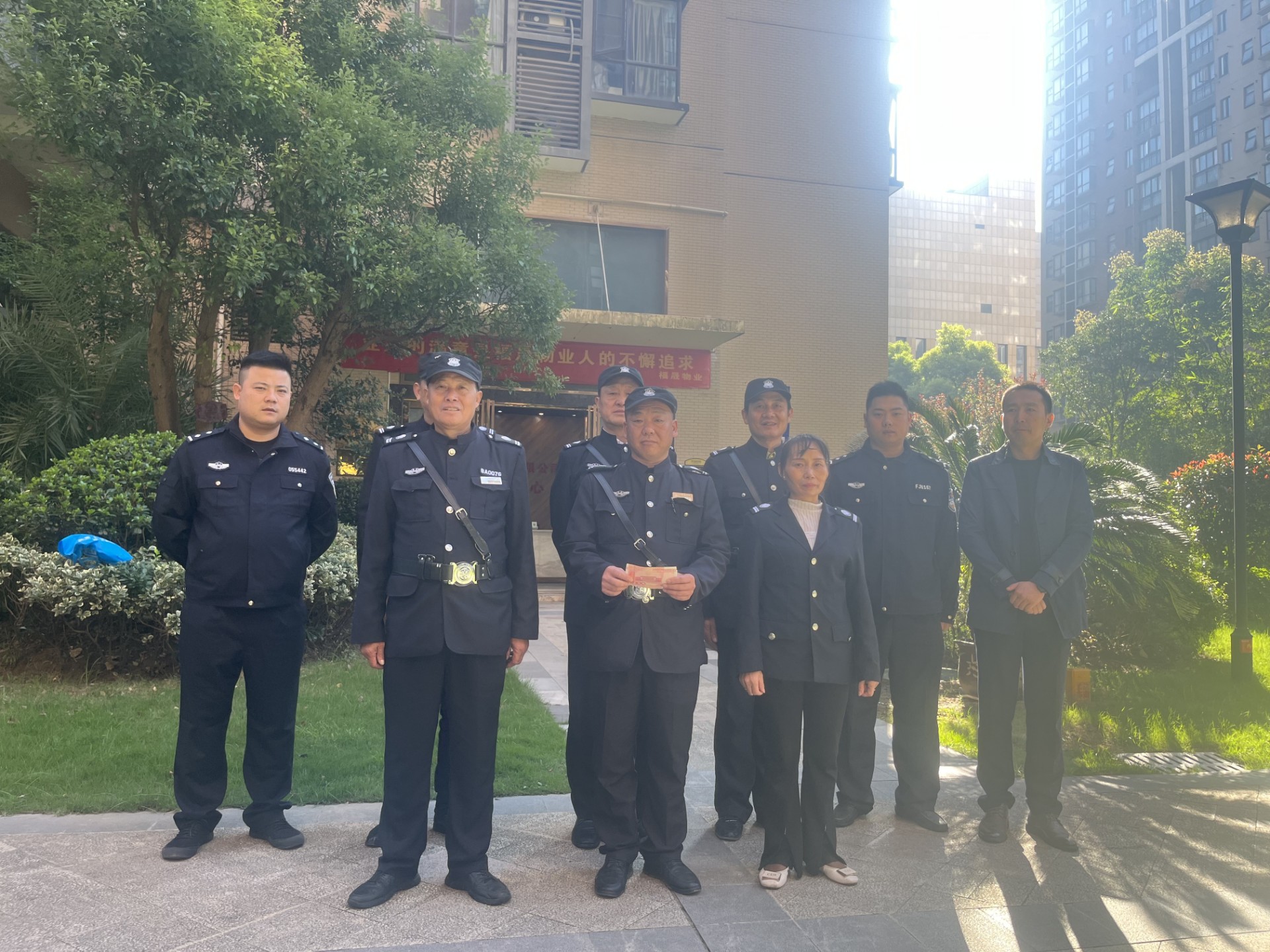 盡職盡責(zé)勇抓小偷，守護(hù)小區(qū)保平安