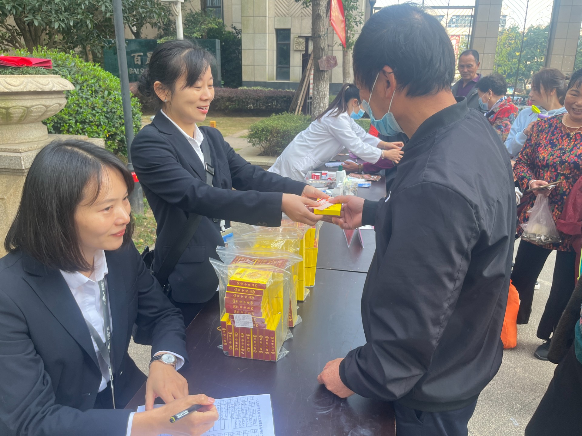 湖北百晟開展“九九重陽(yáng)節(jié) 濃濃敬老情 愛(ài)心+義診”服務(wù)活動(dòng)